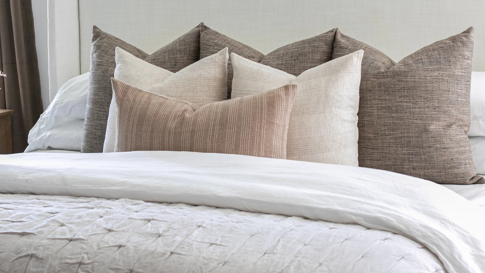 Bedroom Pillow Arrangements